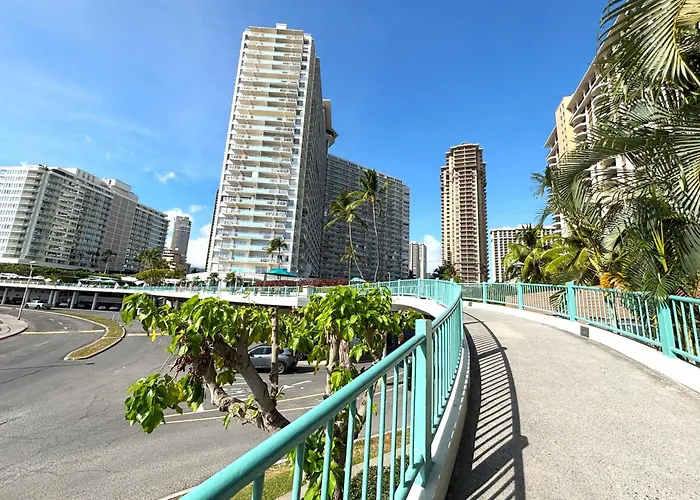 Ilikai Apt 308 - Spacious Studio With Stunning Ocean & Harbor Views